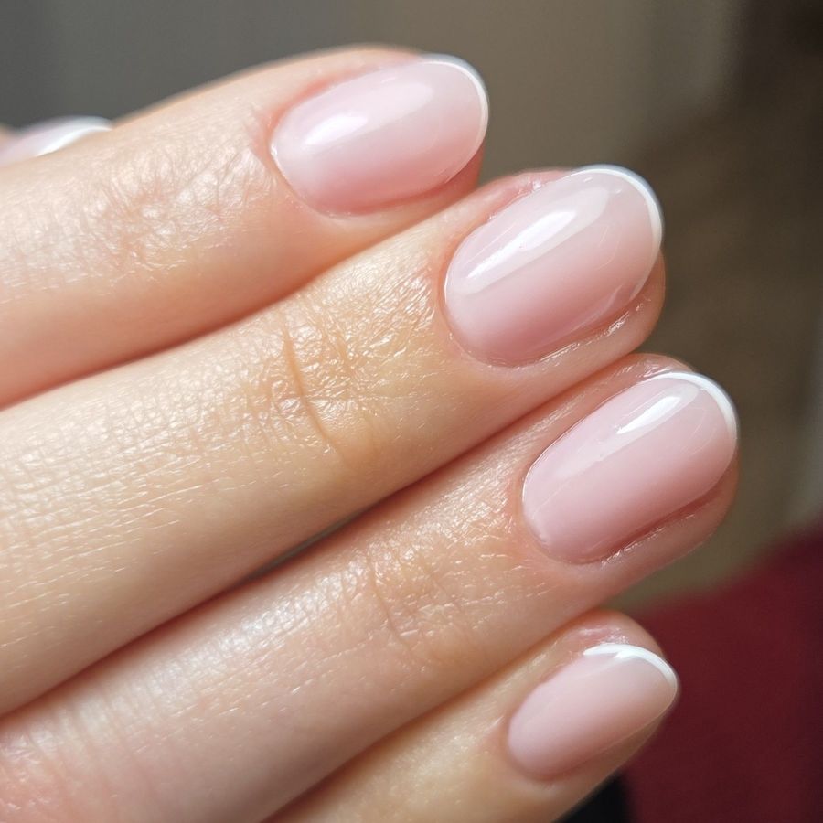 Nude lechoso con borde blanco, estilo novia